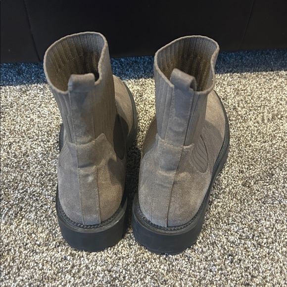 Blondo Hallie Taupe Suede pull on Ankle Boots 10 - Picture 2 of 5